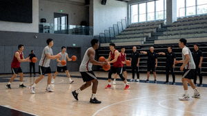 NBA球队在训练馆进行新赛季备赛训练，球员们进行跑位练习，教练组在场边指导