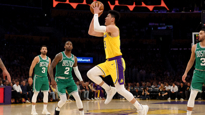 湖人对阵凯尔特人的NBA比赛现场，球员运球投篮精彩瞬间
